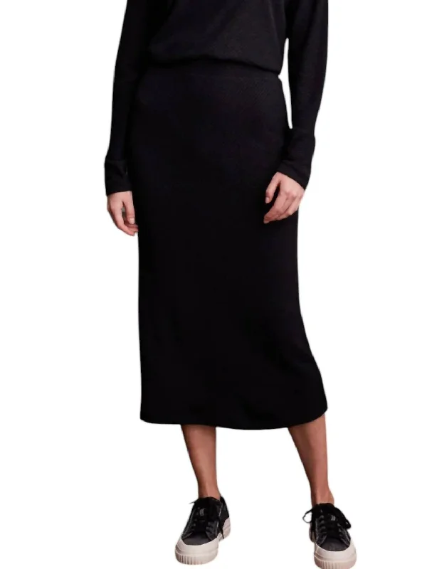 Pull-On Midi Skirt In Black Confident Women's Power