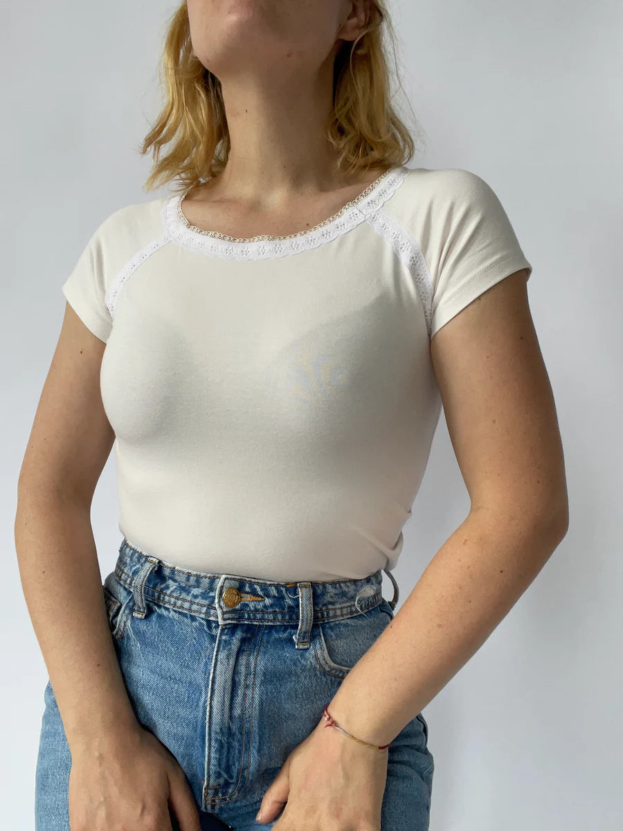 RIGHTFUL OWNER - Girl next door T-shirt in cream Sustainable Organic